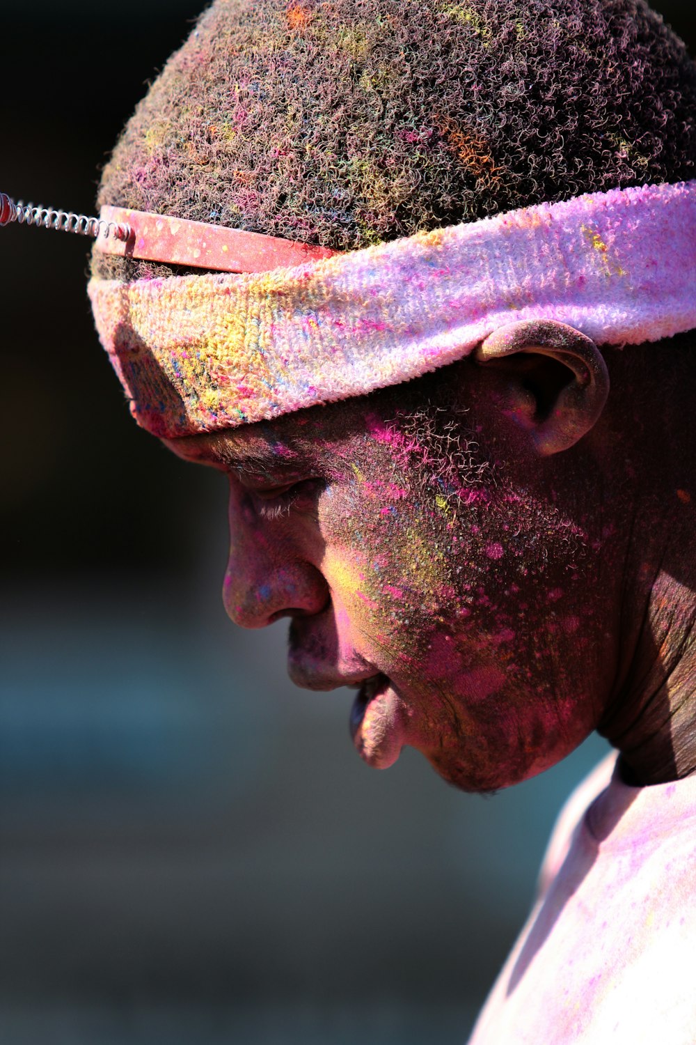 homme avec de la peinture rose éclaboussé de cheveux et le visage