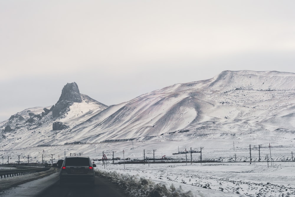 fotografia di paesaggio della catena montuosa innevata