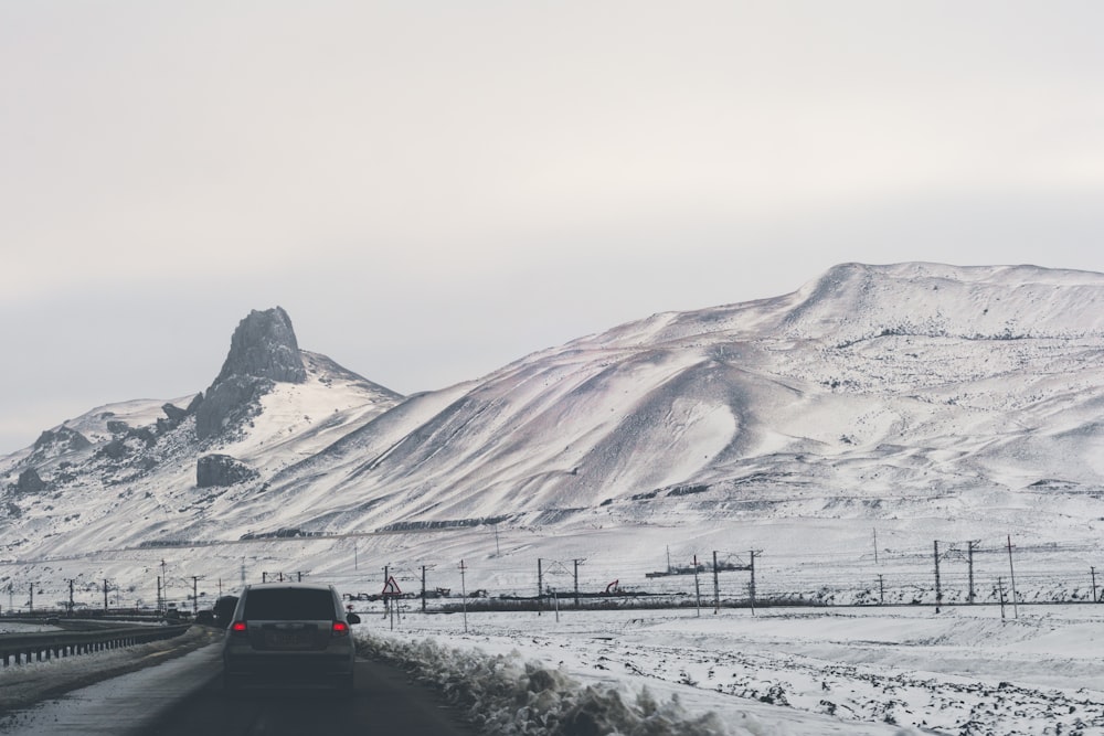photographie de paysage de la chaîne de montagnes enneigée