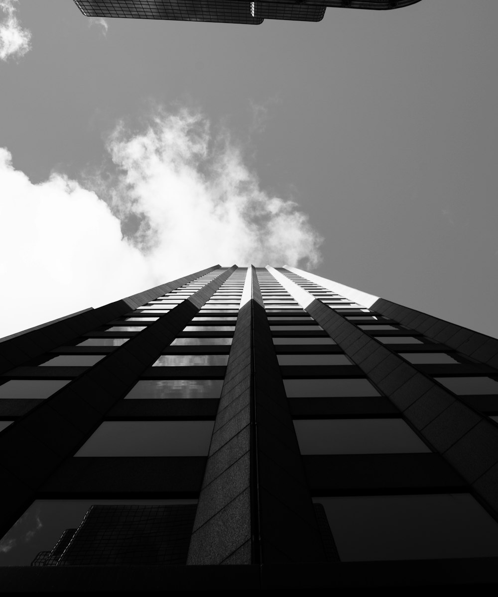 日中の灰色の高層ビル