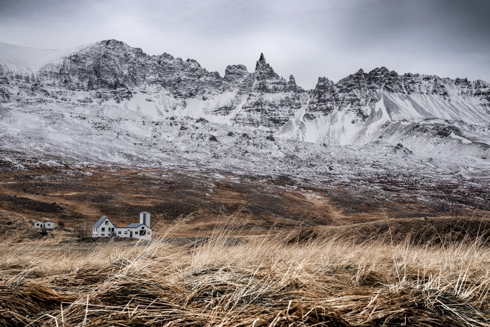 Maison en béton blanc près des montagnes