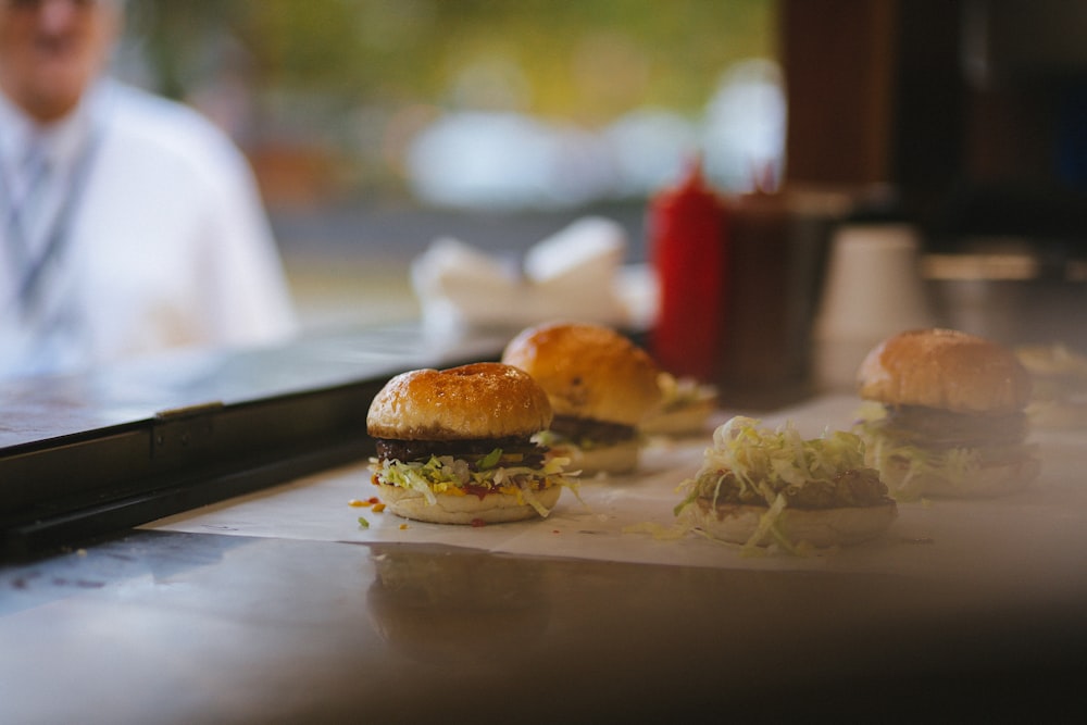 bollos de hamburguesa en la mesa