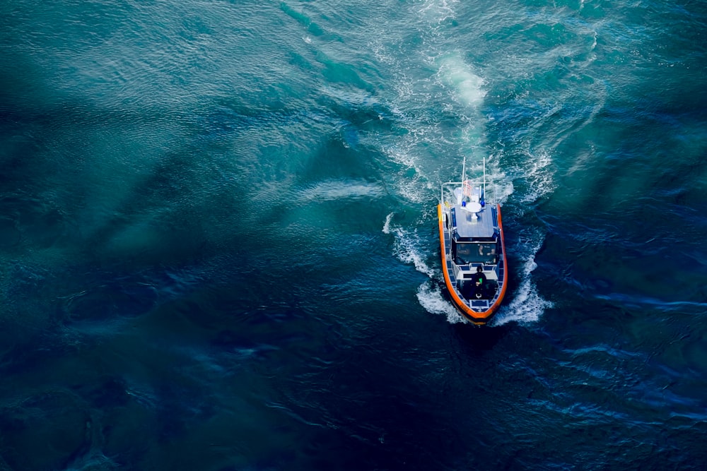 fotografia aerea della barca sullo specchio d'acqua