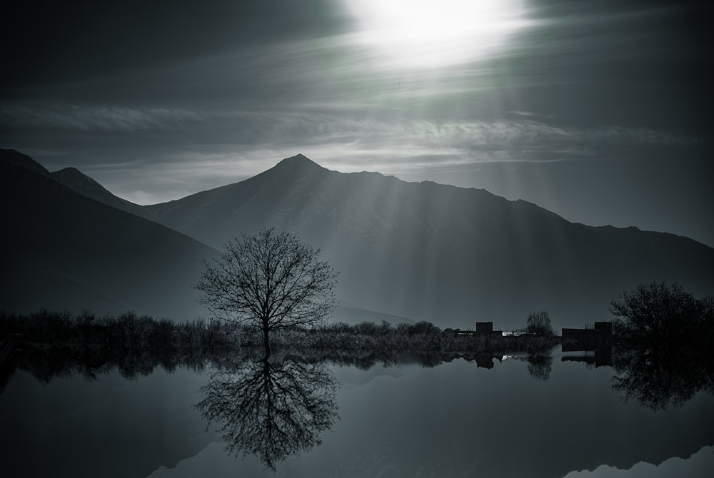 specchio d'acqua con montagne nelle vicinanze