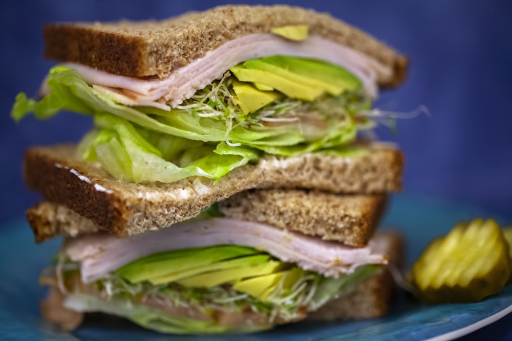 Sandwich au jambon et légumes verts