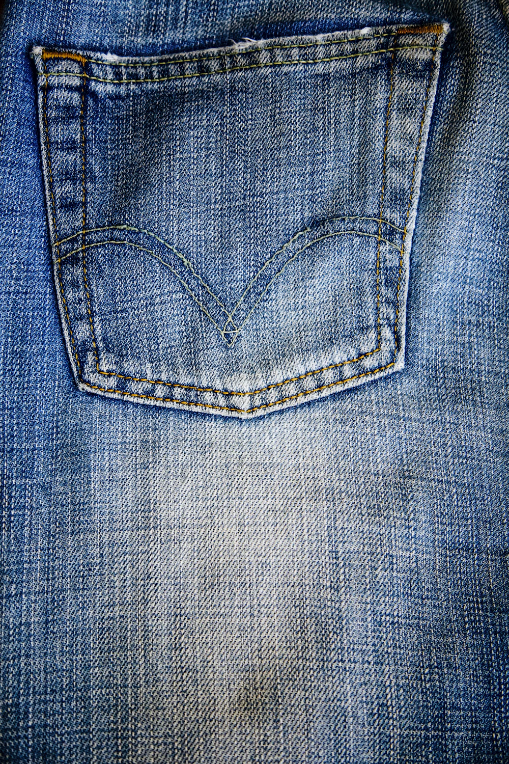 Calças jeans dobradas sobre superfície clara