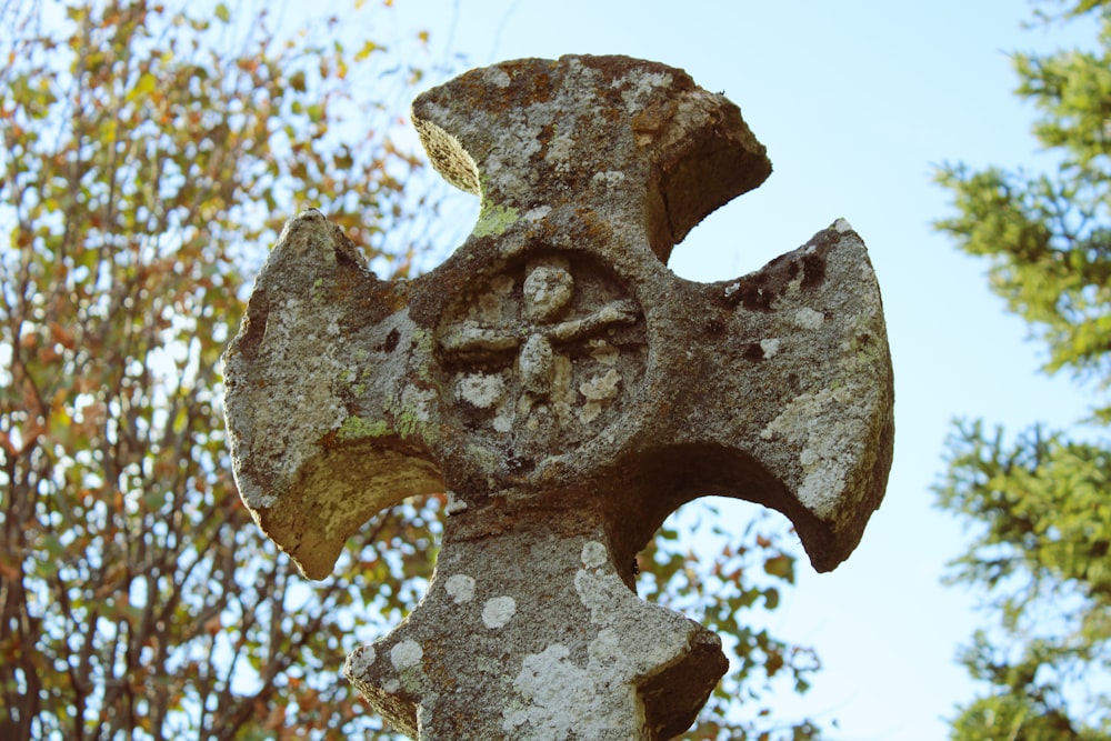 Statue de croix en béton gris