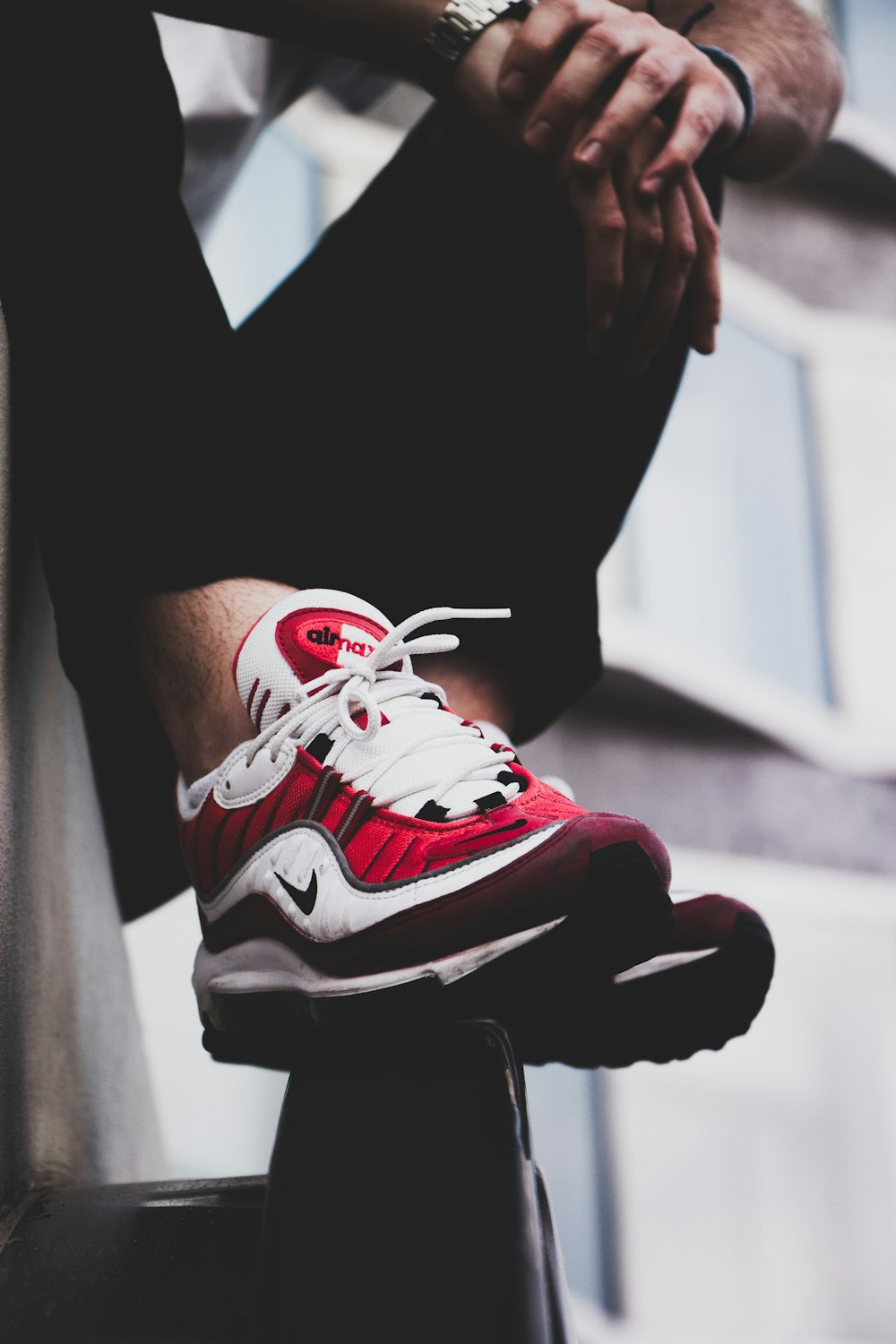 sapatos Nike Air Max vermelhos e brancos\