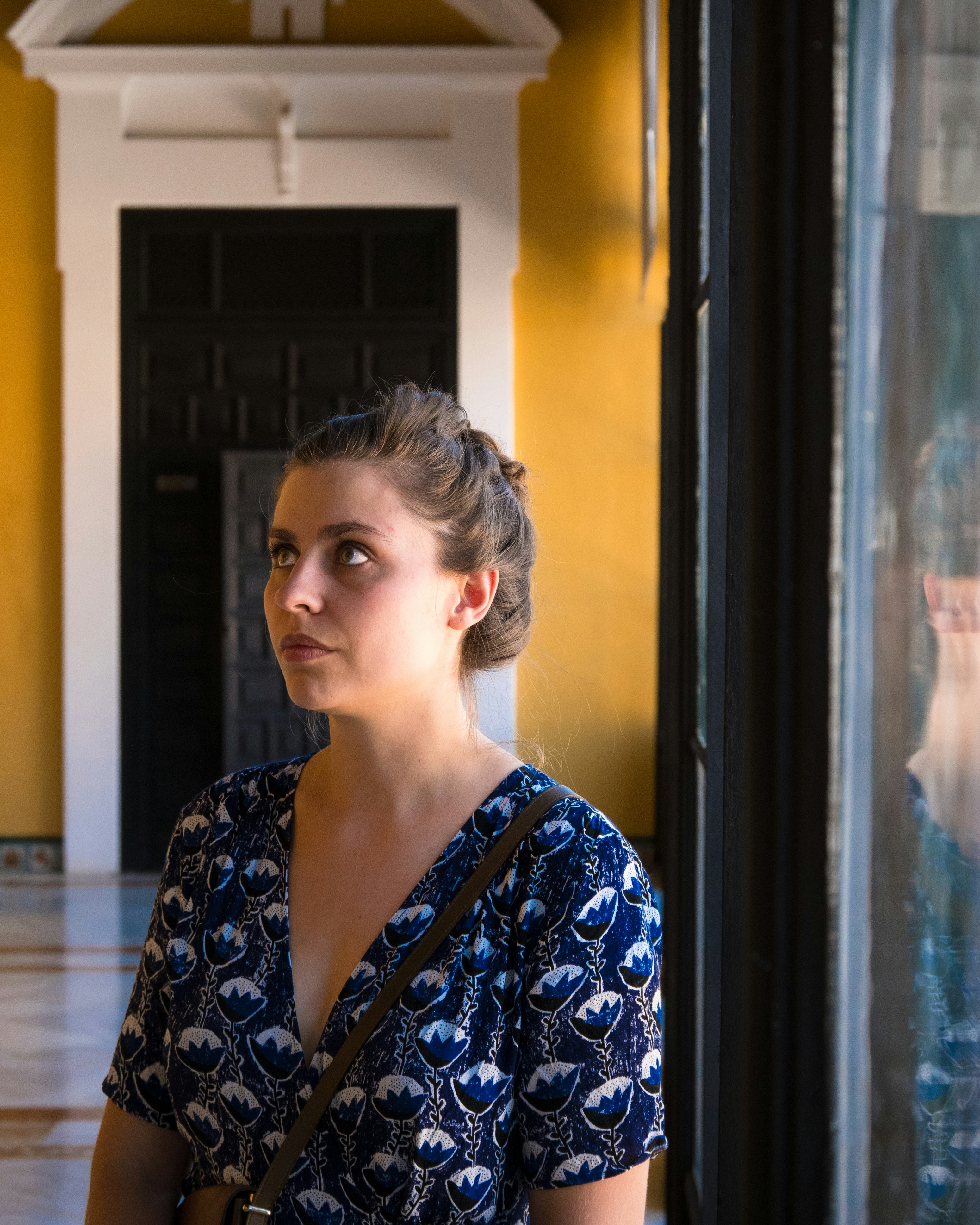 The second picture of Sarah. It was also taken in the Real Alcázar in Sevilla. I had fun with the composition on this one, we had to find the right placement for her so that she be frames by the door, and so that we see here reflection in the window on the right.⠀