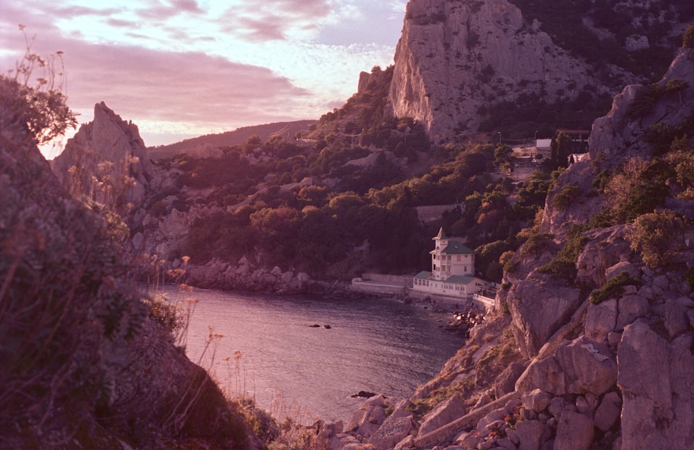 maison entourée d’un corps de peinture à l’eau