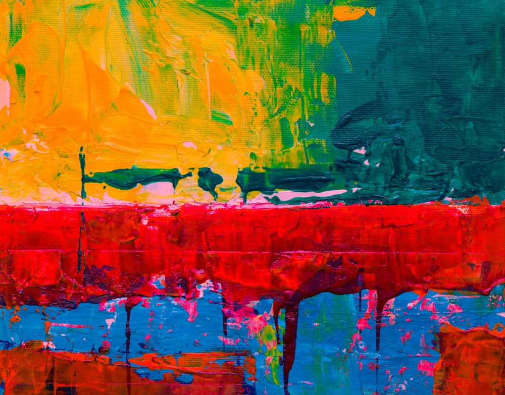 Ein abstraktes Gemälde aus Rot, Gelb und Grün