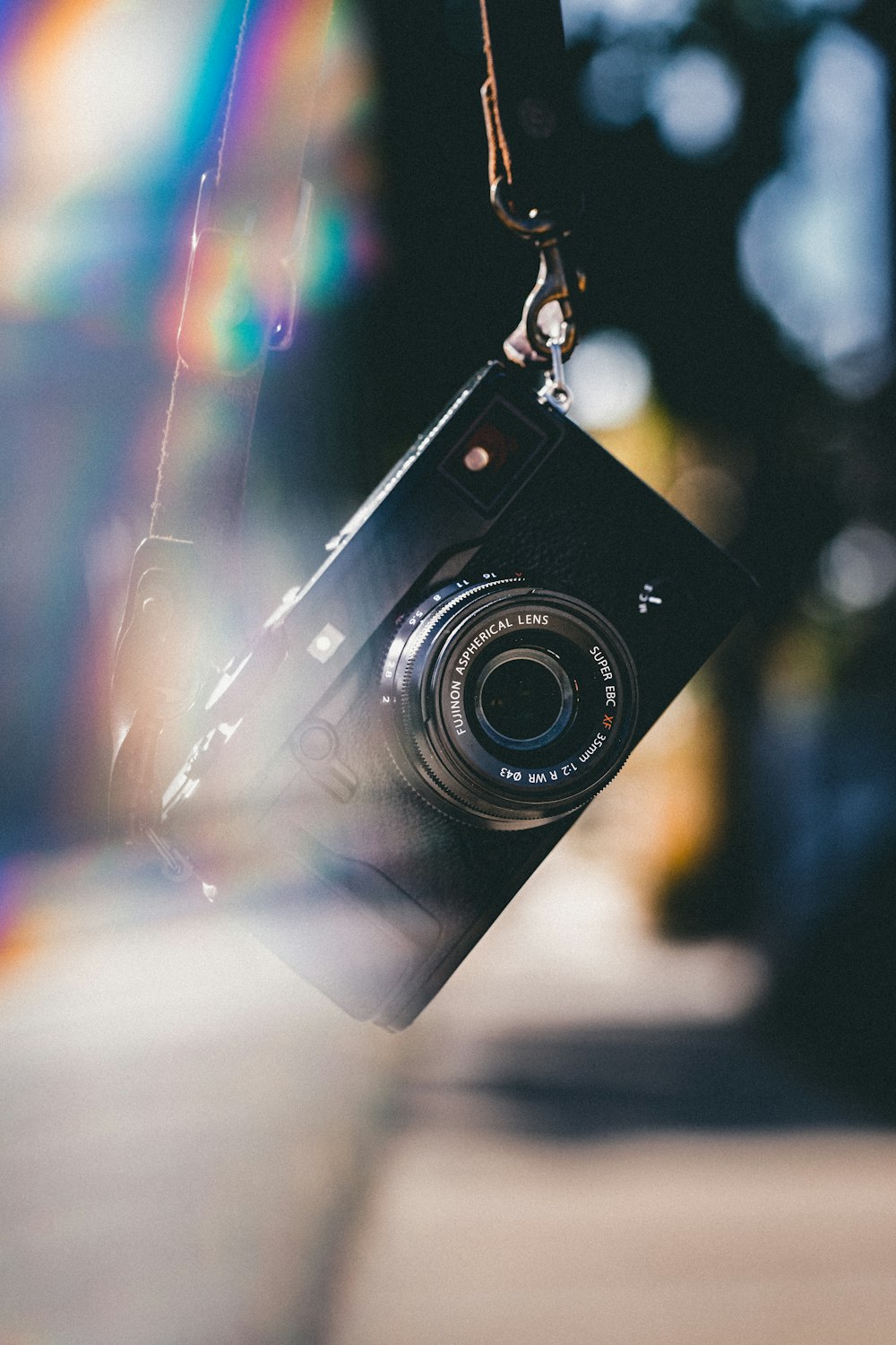 Schwarze Point-and-Shoot-Kamera in der selektiven Fokusfotografie