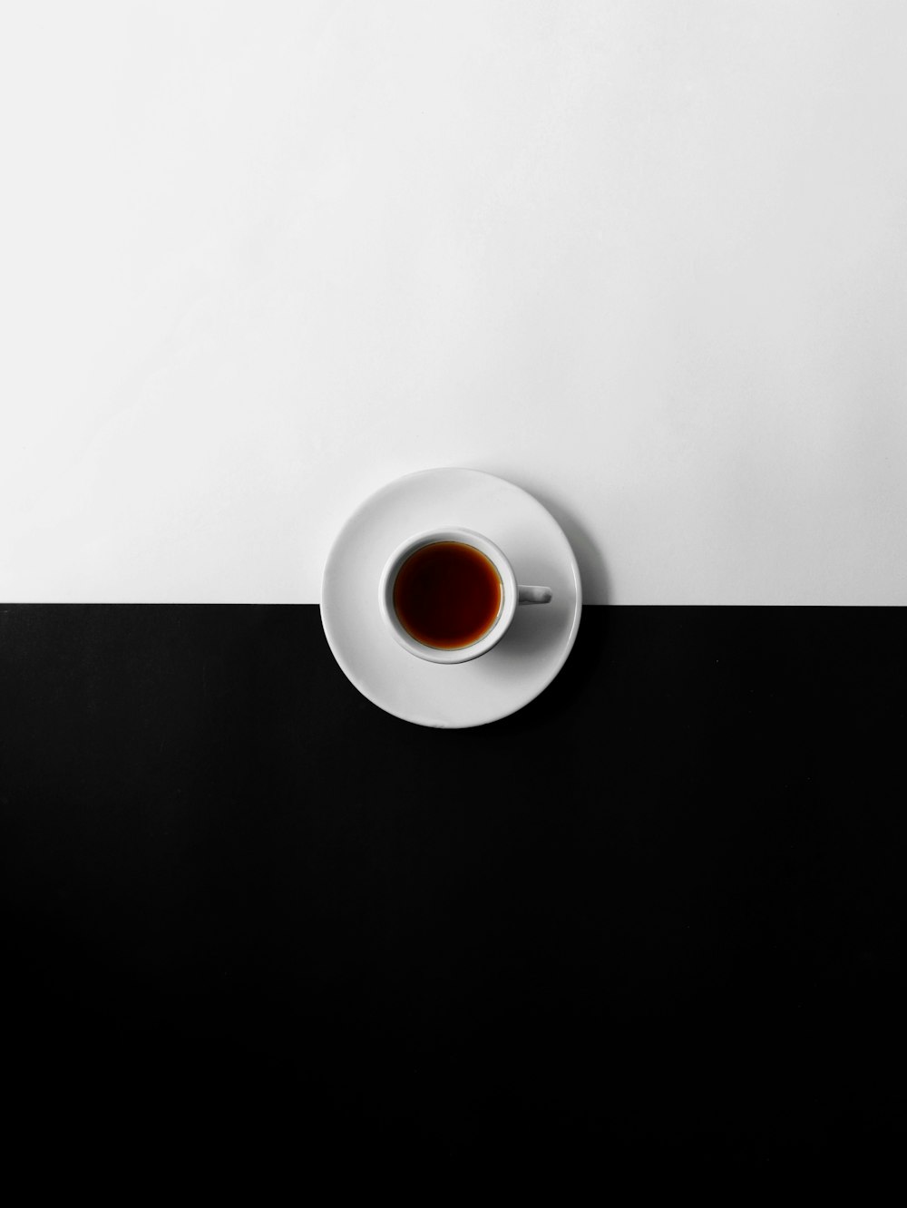 Une tasse de café et un verre d'eau sur une table photo – Photo Coupe  Gratuite sur Unsplash