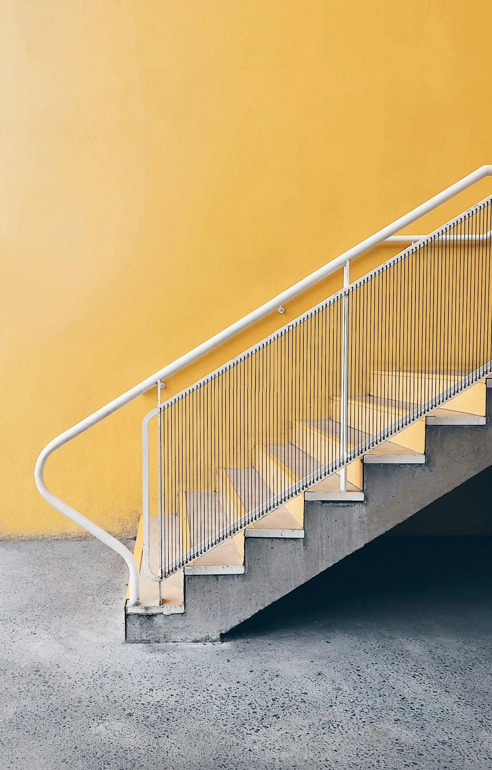 escalier en bois marron