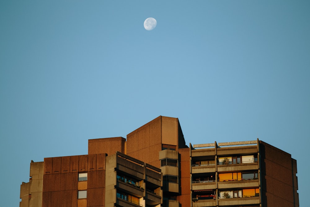 Braunes Gebäude unter blauem Himmel