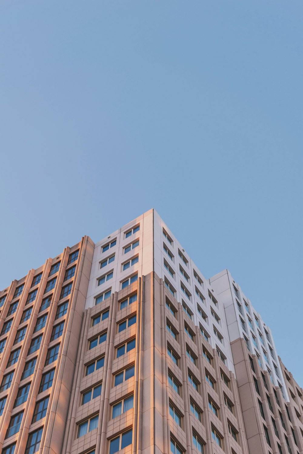 青空に映える茶色のコンクリートの建物