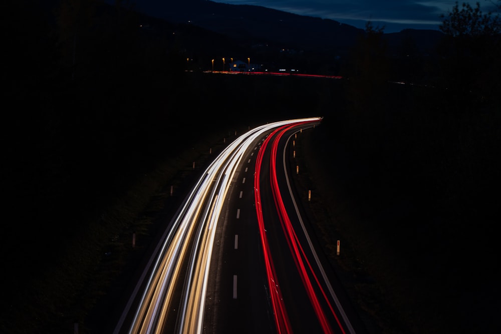 Foto de lapso de tempo de veículos na estrada durante a noite