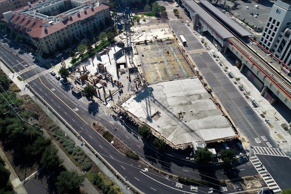 Fotografia a volo d'uccello della strada vicino a edifici e alberi