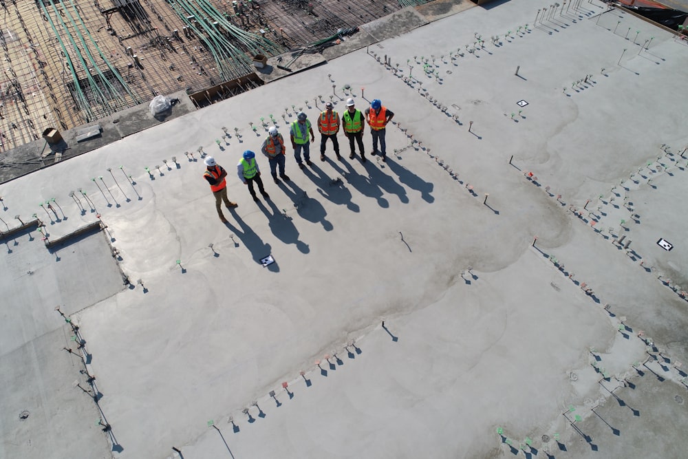 흰 들판에 서 있는 7명의 건설 노동자