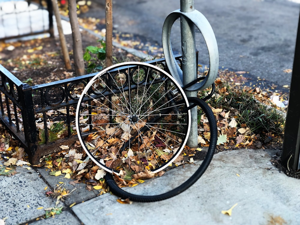 rueda de bicicleta plateada