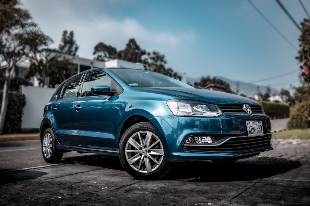 Volkswagen Polo hatchback azul de 5 portas