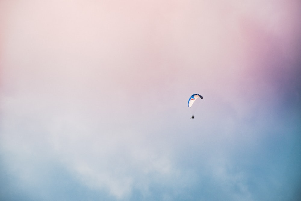 Paracaídas azul y blanco