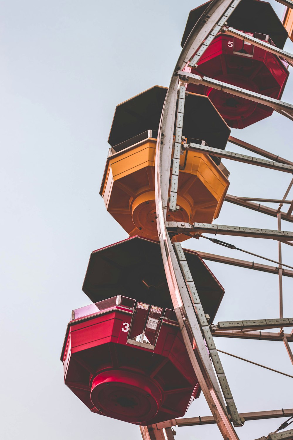 Photographie d’architecture de la grande roue jaune, rouge et blanche