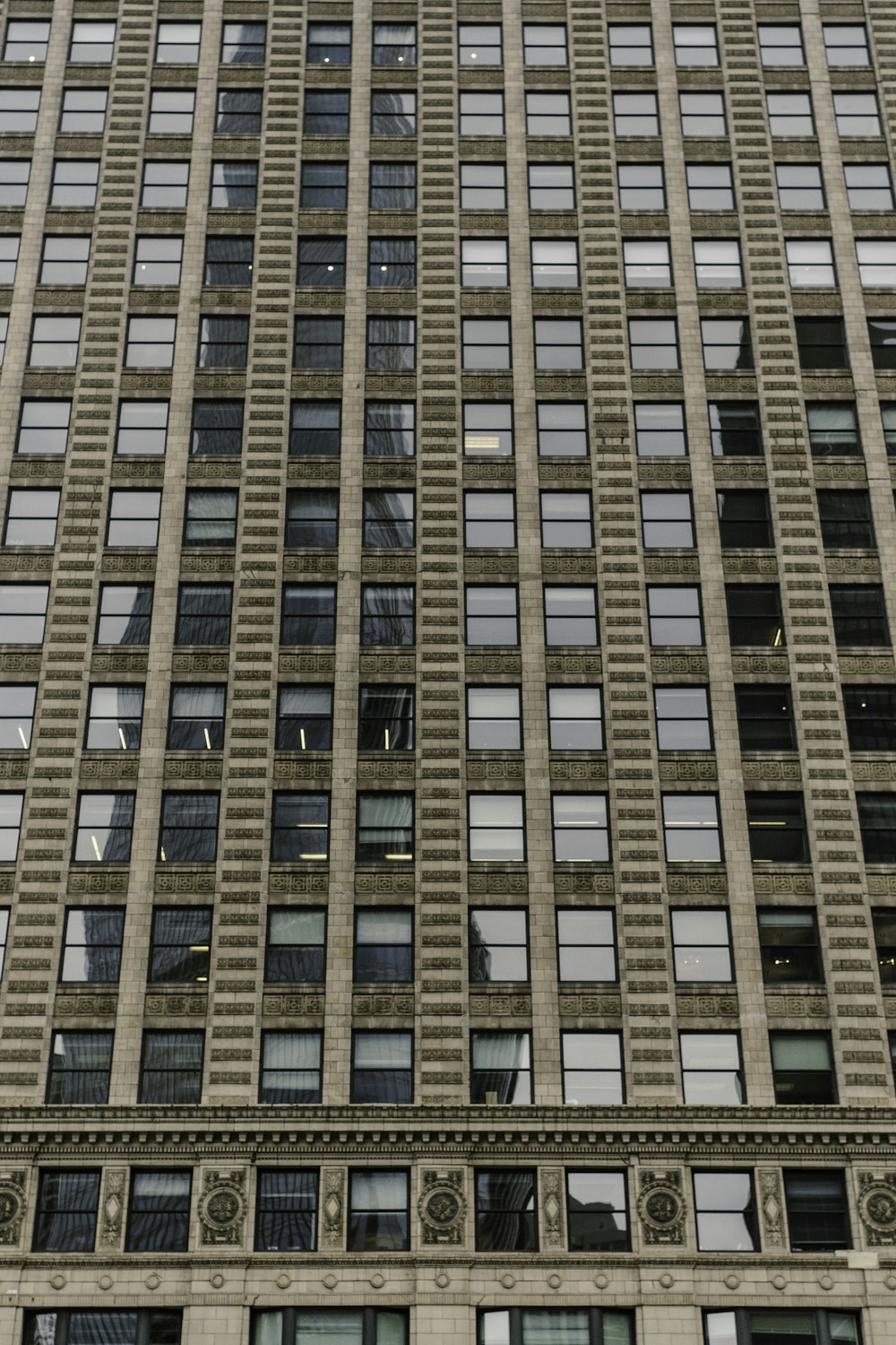 um edifício muito alto com muitas janelas