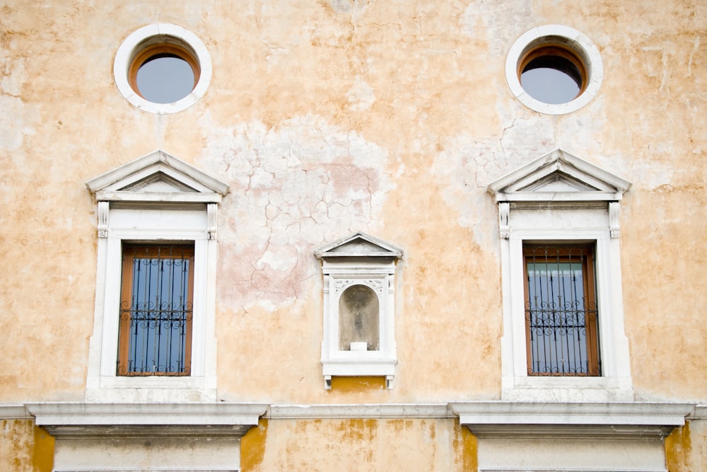 edificio in cemento beige