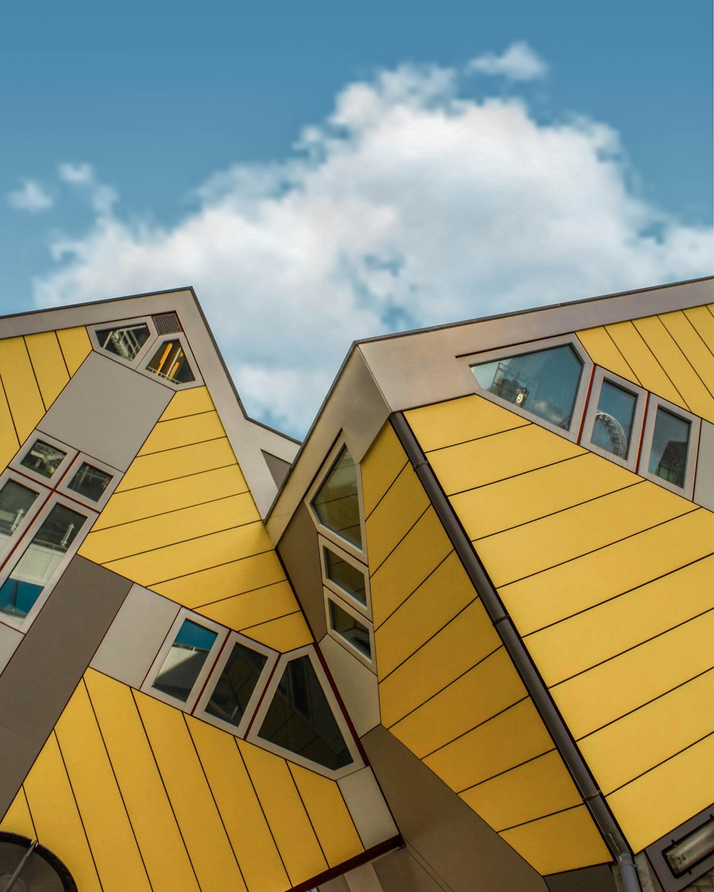 Architekturfotografie des gelben und grauen Hausdaches