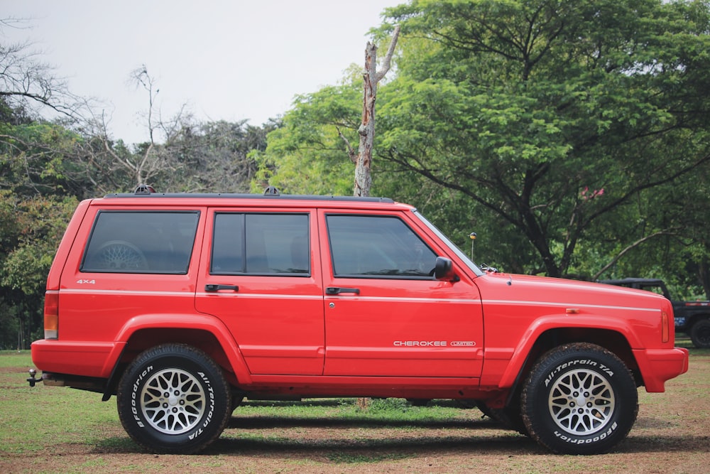 roter Jeep Grand Cherokee SUV