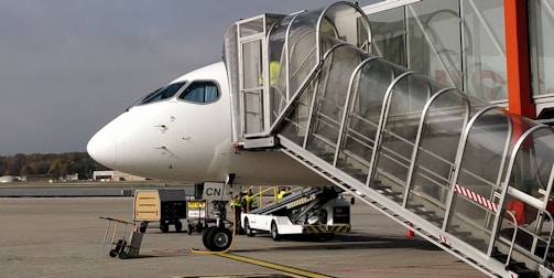 white airplane outdoor during daytime