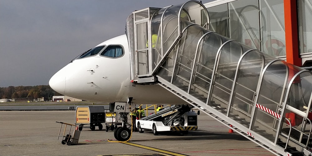 white airplane outdoor during daytime