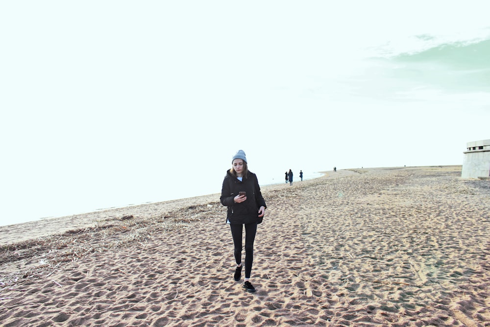 donna che cammina sulla riva