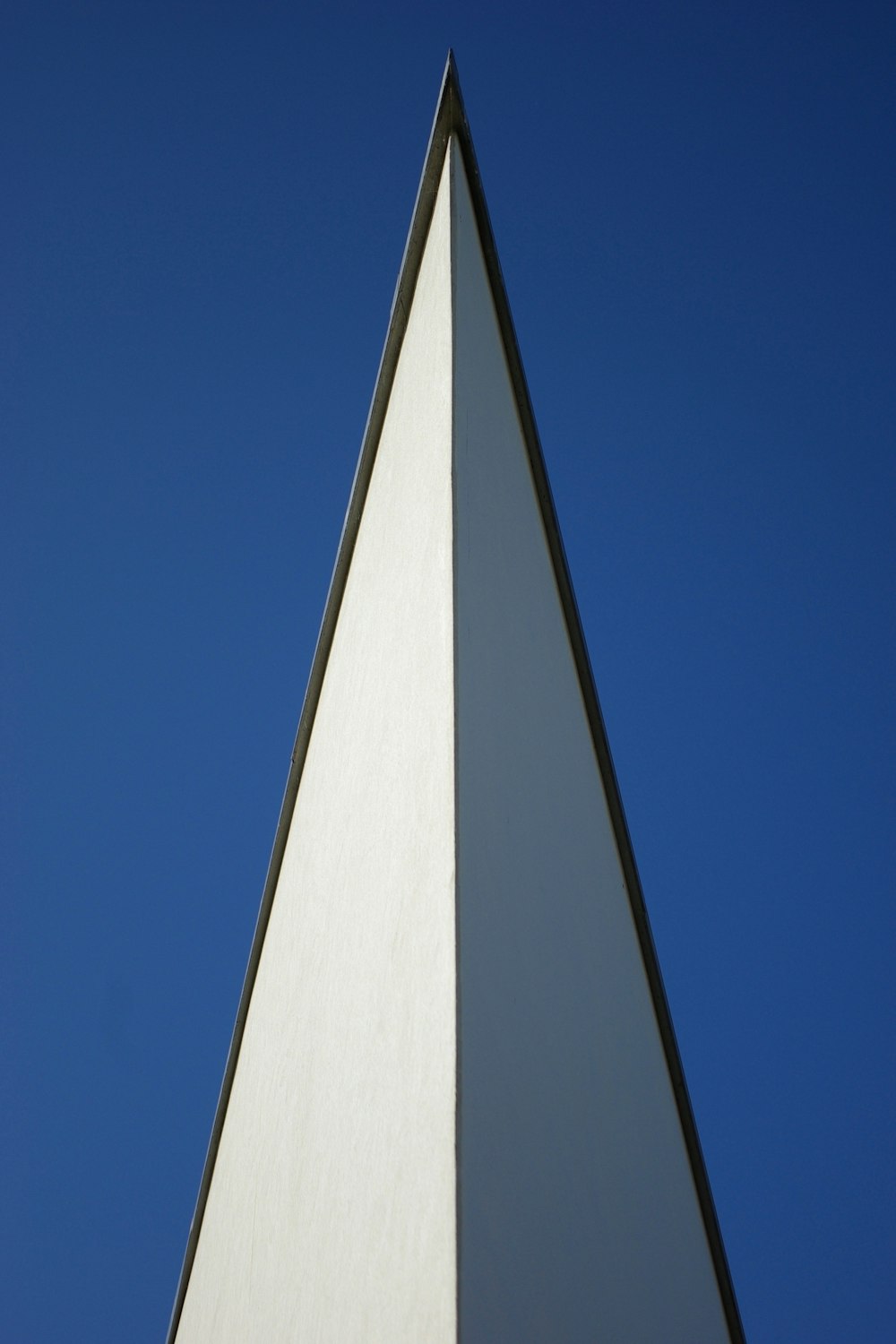 Fondo de pantalla digital triangular blanco y azul