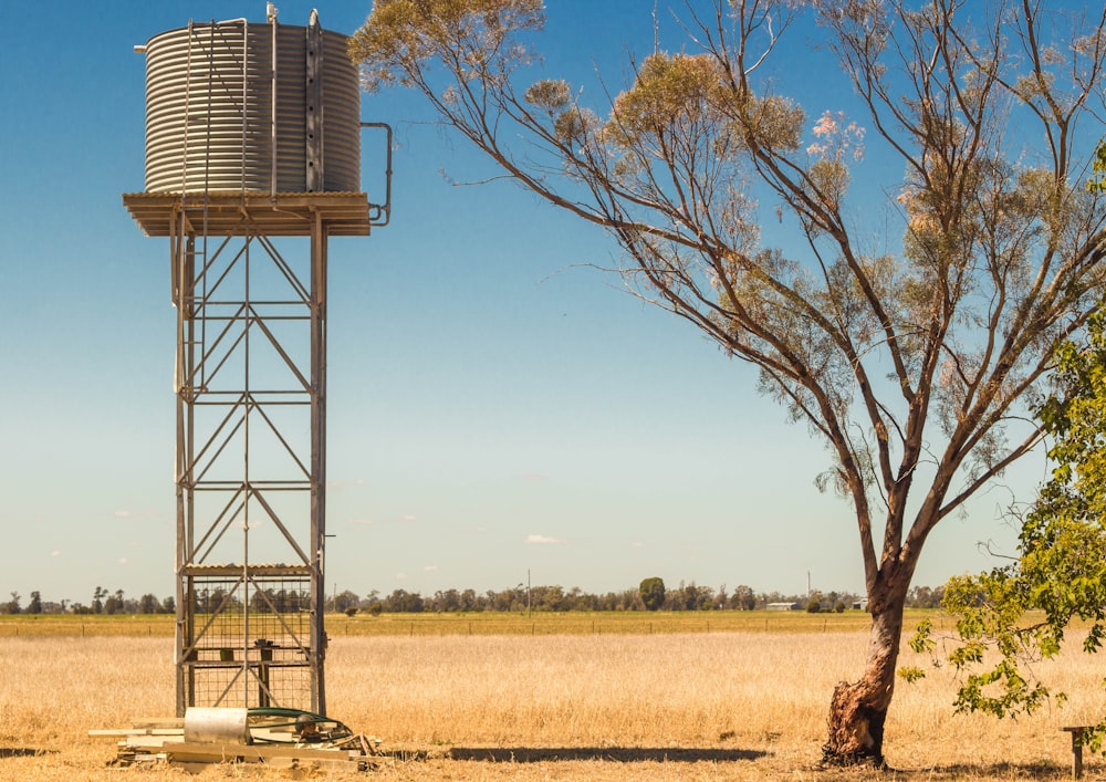 Torre del tanque de agua colocada en terreno estéril durante el día