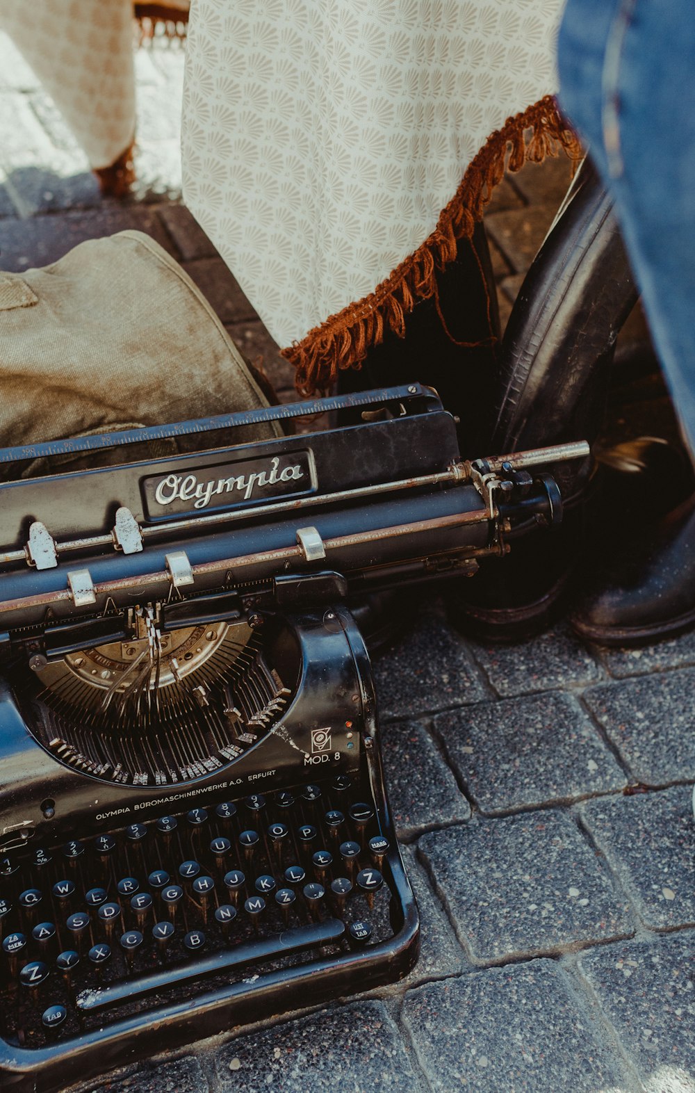 Máquina de escribir Olympia negra en el suelo