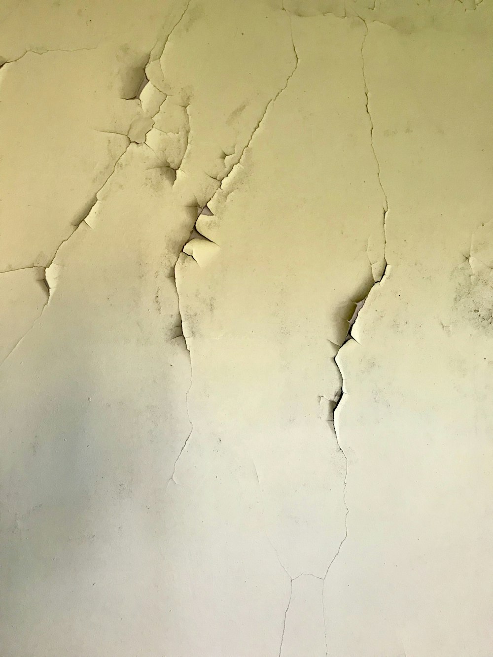 un mur blanc avec des fissures