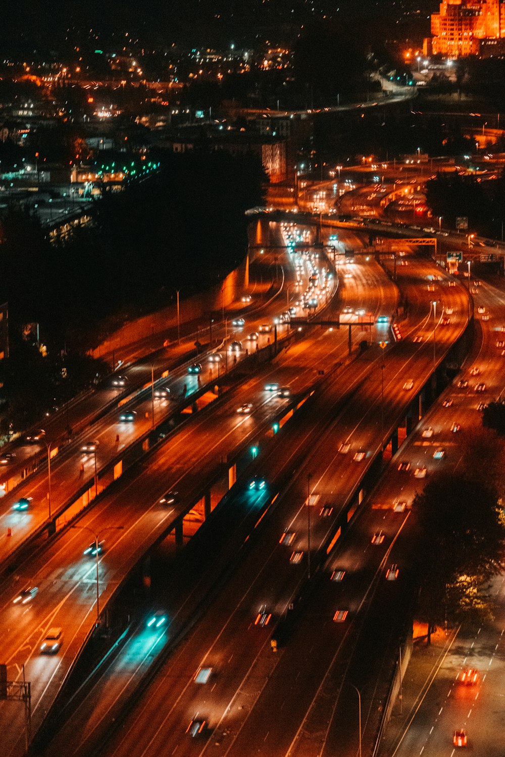 Fotografía de gran angular de la carretera cerca de los edificios