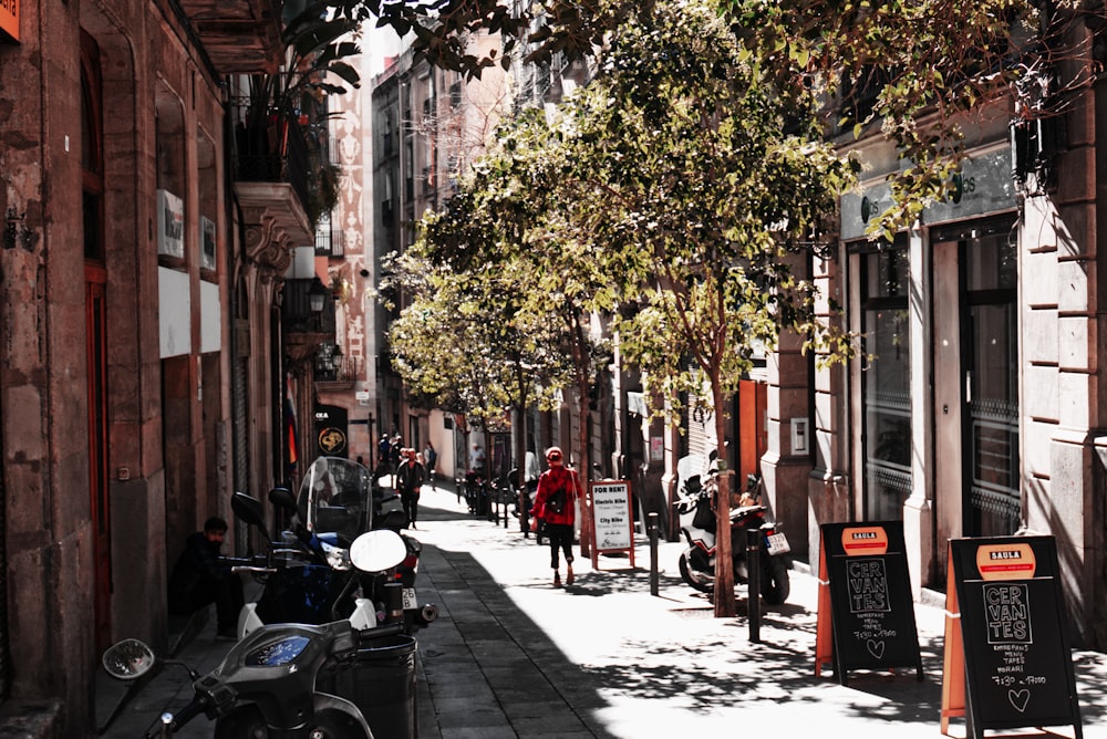 persona che cammina per strada