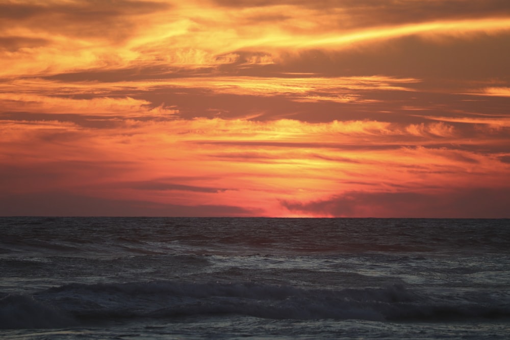 pôr do sol sobre o corpo de água