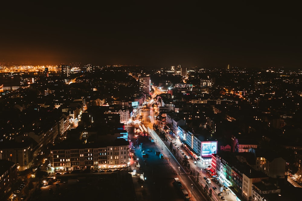 Luftaufnahme der Skyline der Stadt bei Nacht