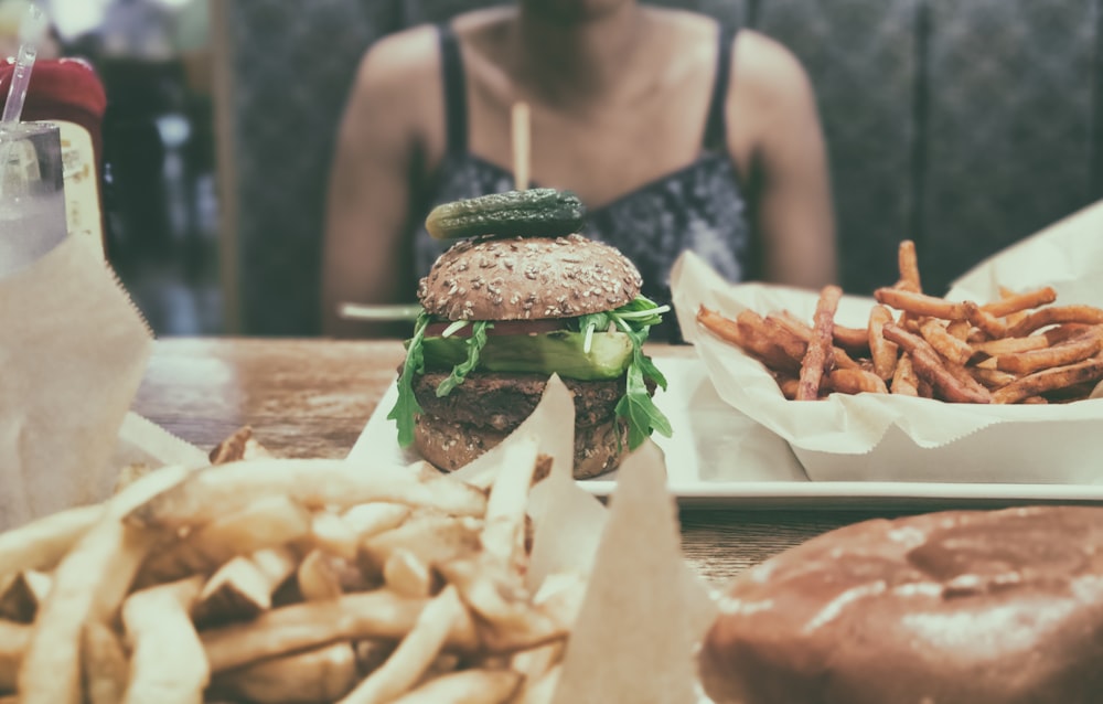 Hamburguesa junto a papas fritas