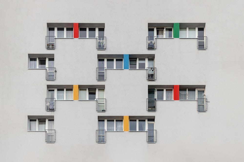 Un bâtiment multicolore avec fenêtres et balcons