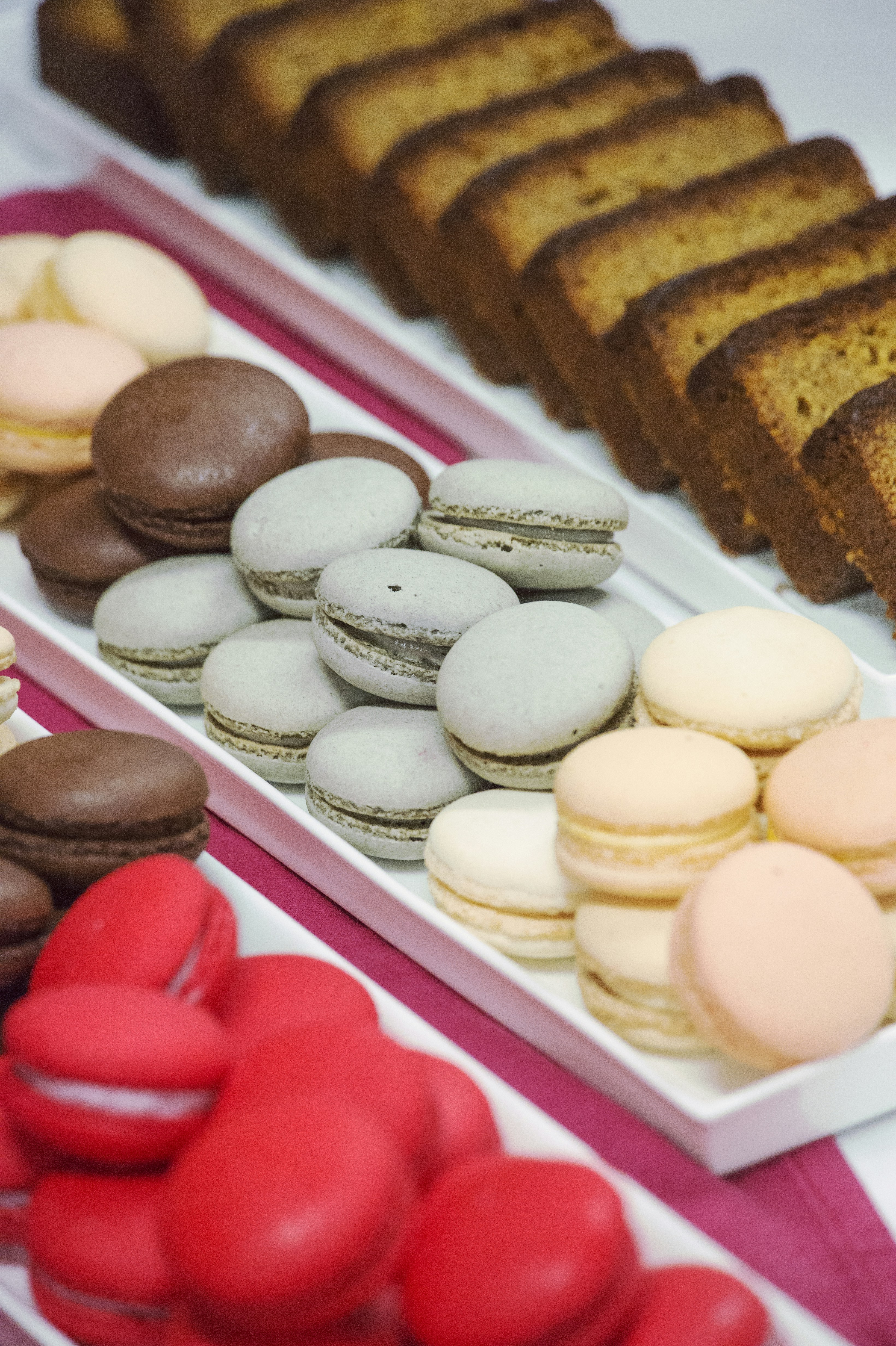 접시에 담긴 프랑스 마카롱
