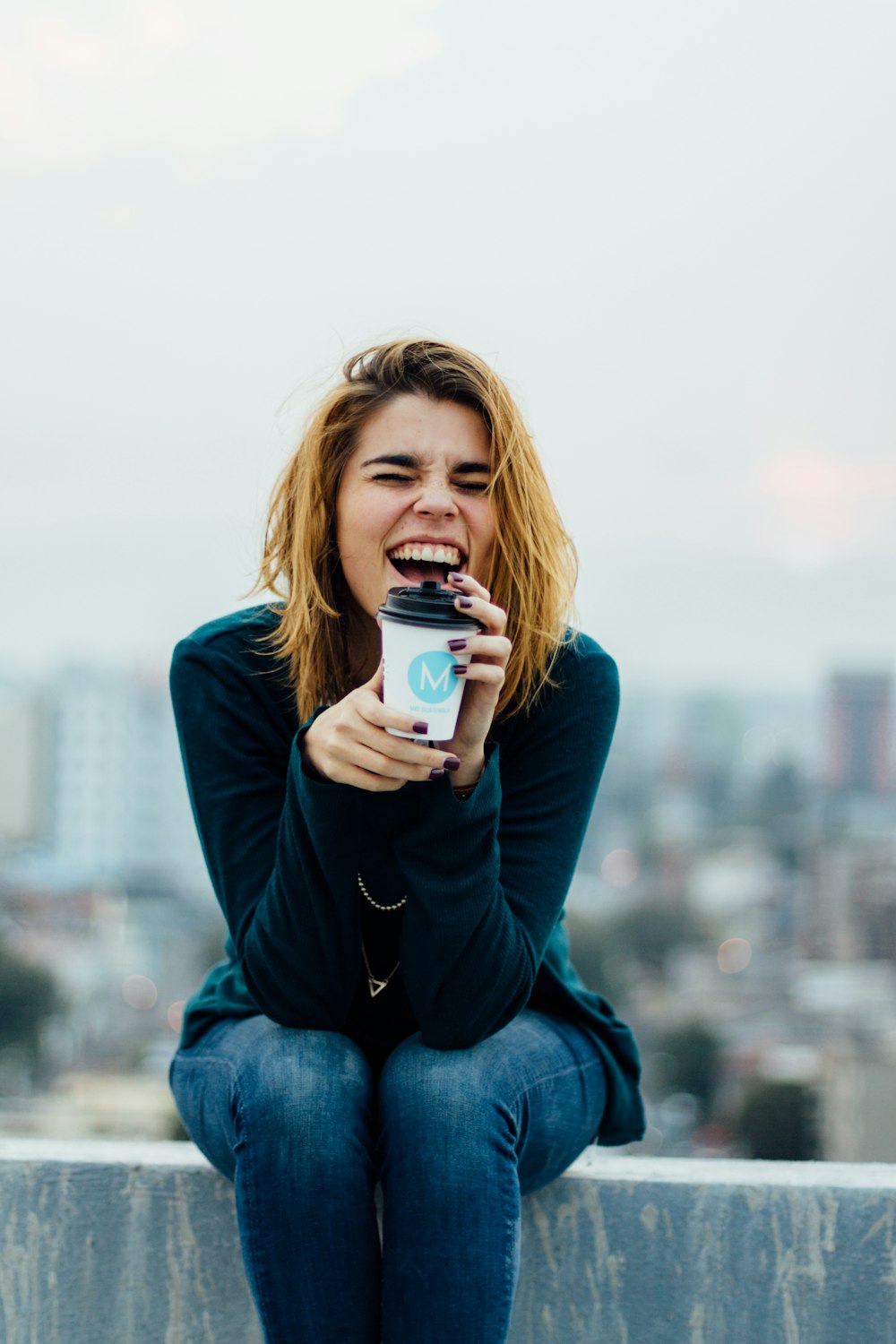 mujer sonriente sosteniendo la taza