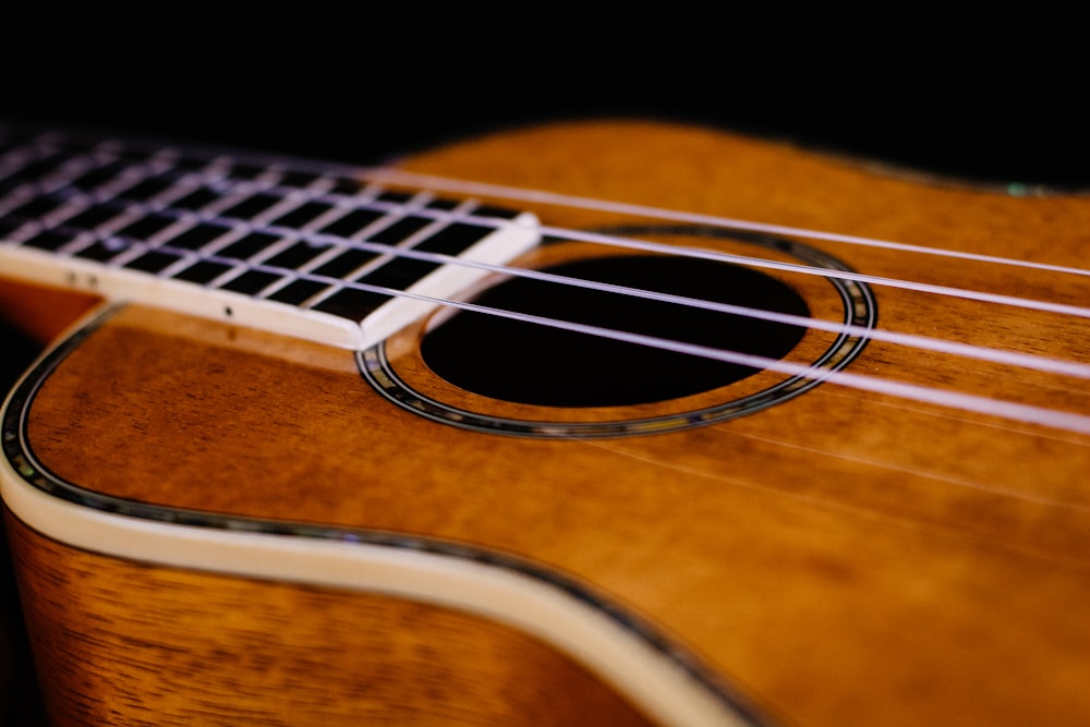 closeup photo of brown Ukelele