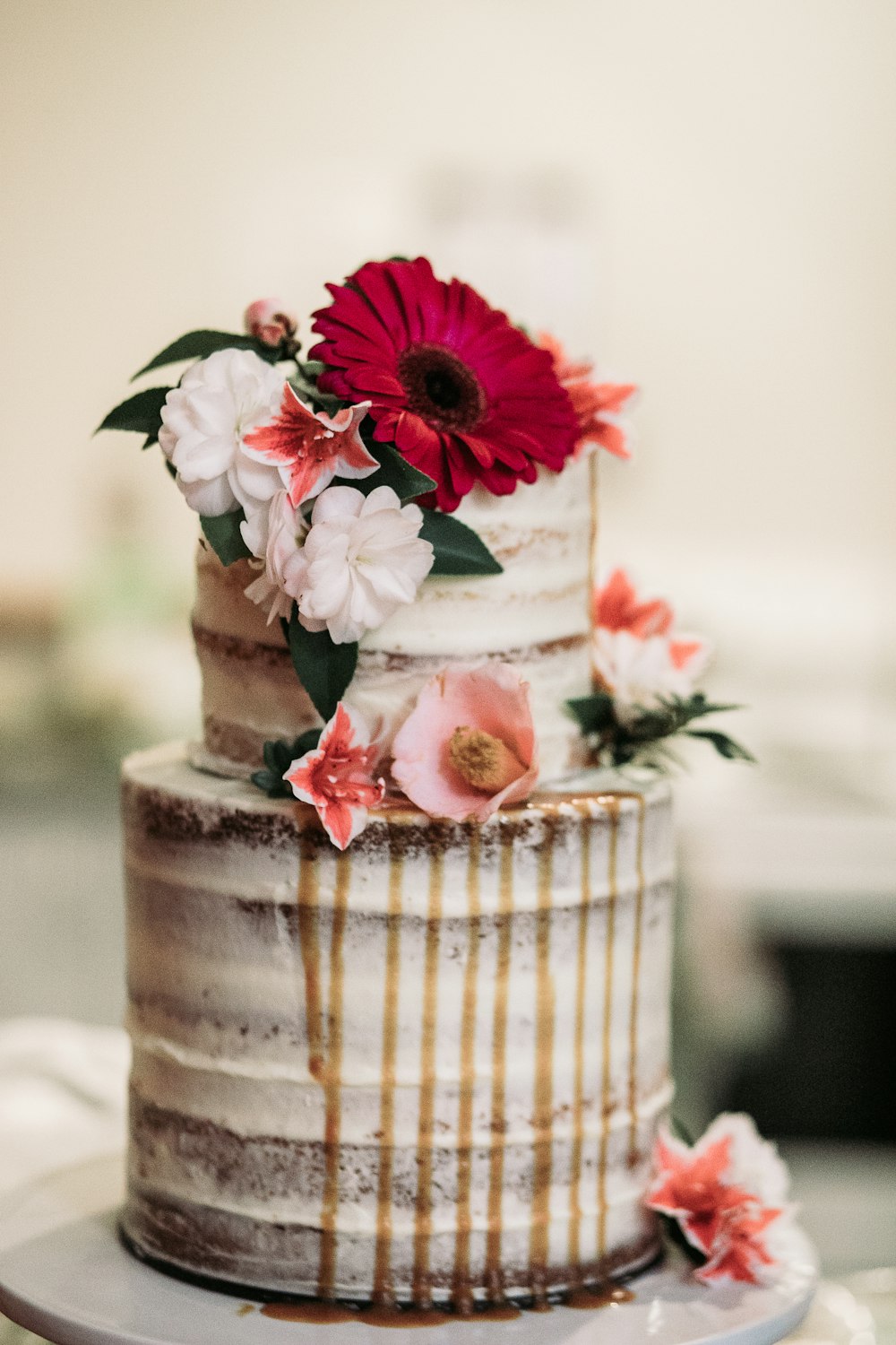 Bolo branco coberto de gelo com flores por cima