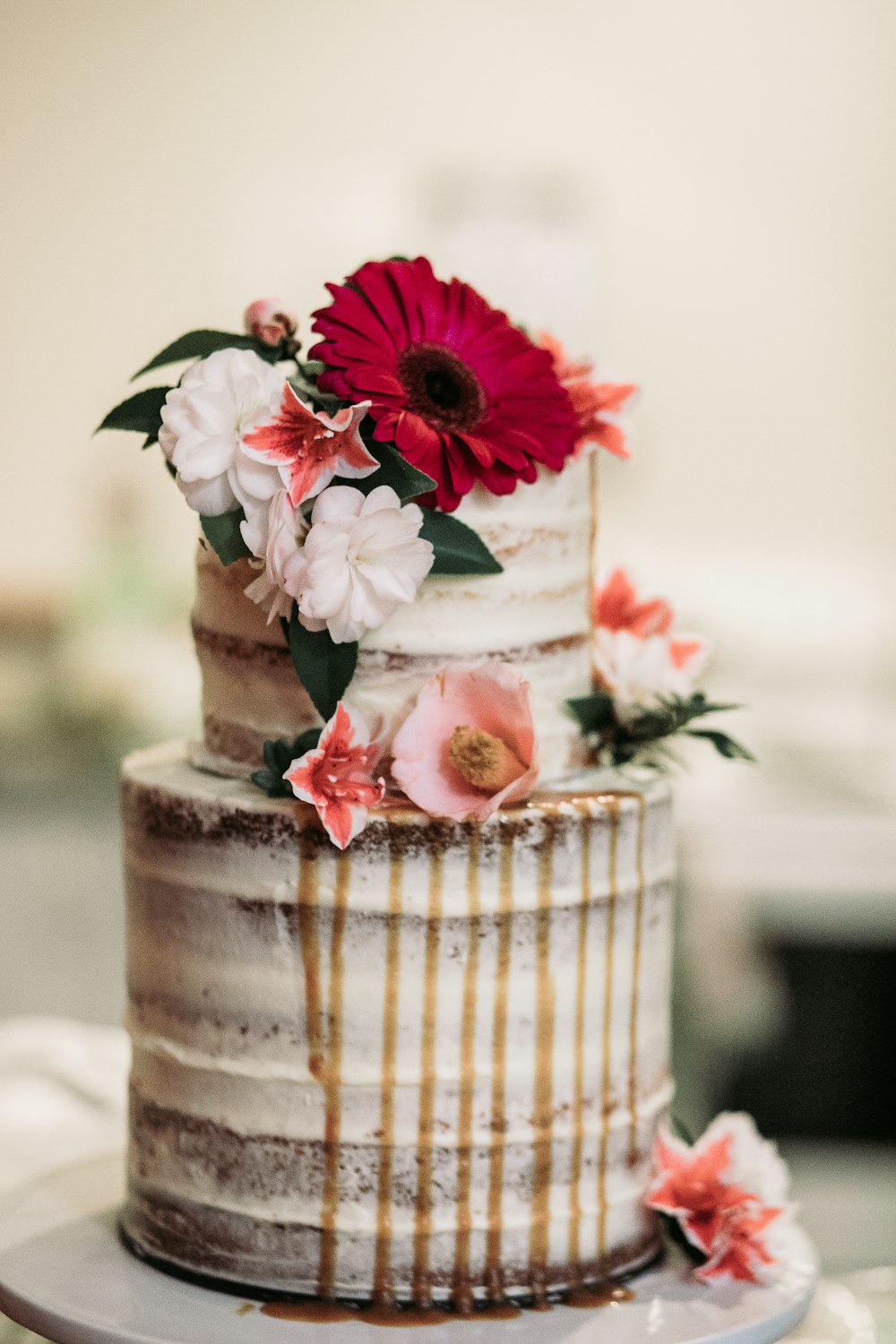 torta bianca ricoperta di glassa con fiori in cima