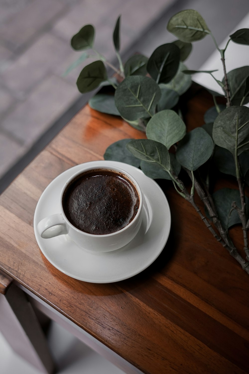 Teetasse aus weißer Keramik auf Untertasse